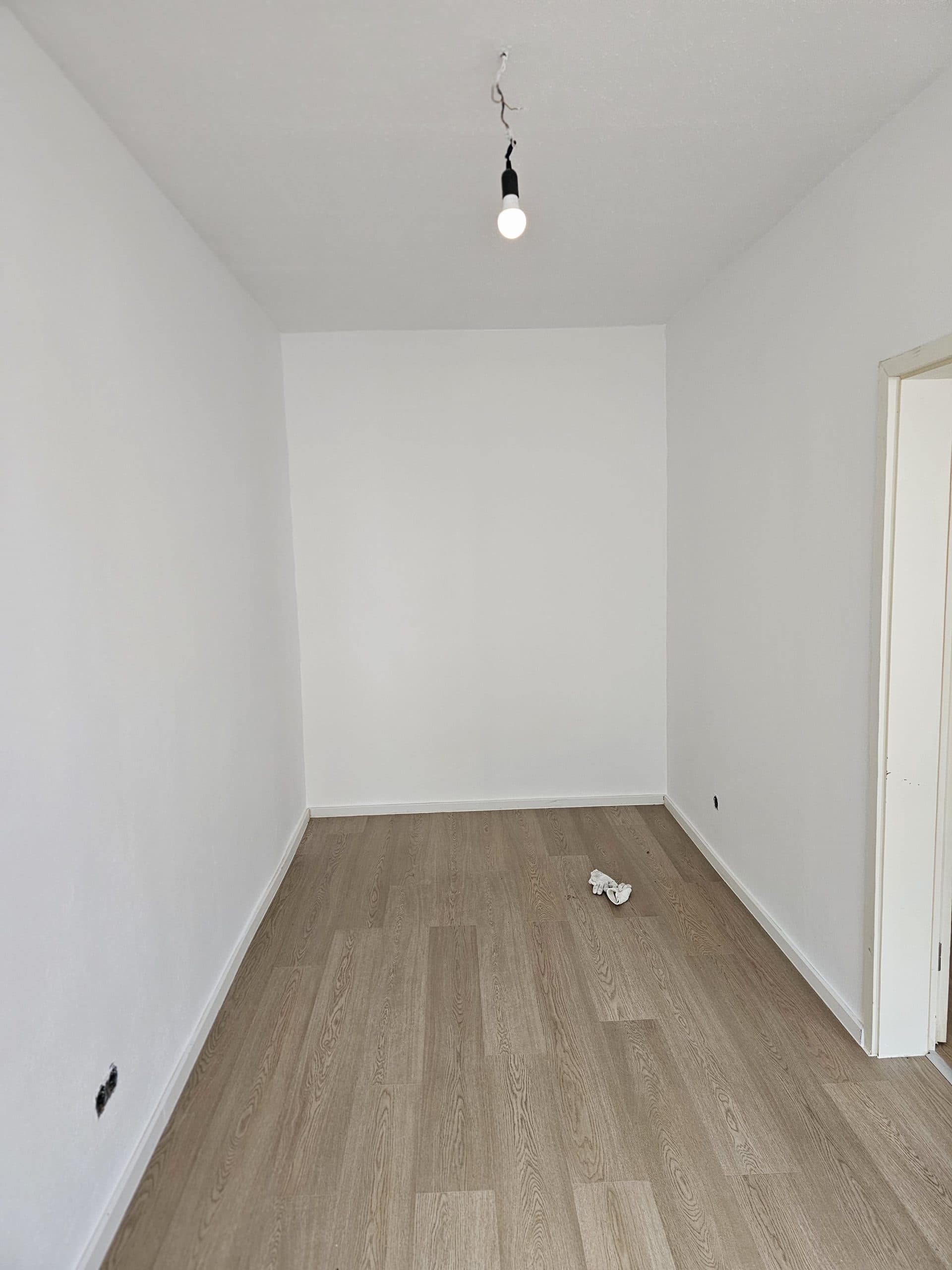 Frisch gestrichener Wohnraum mit Laminatboden in Nürnberg
