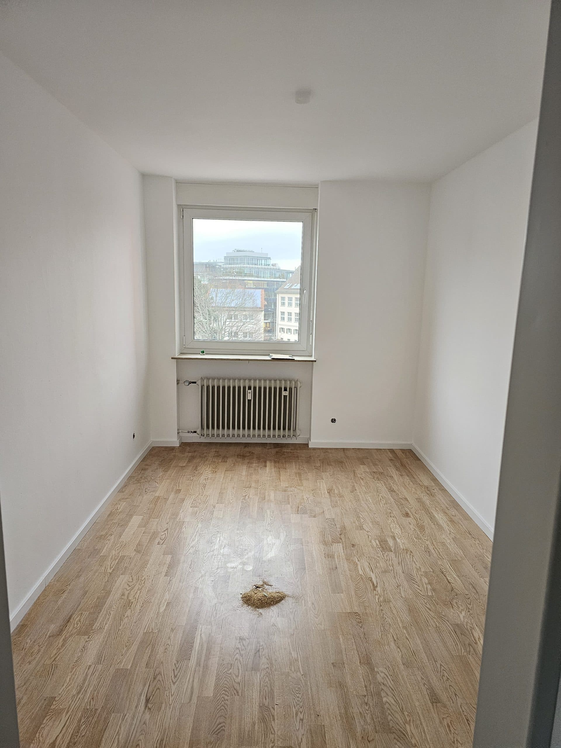 Wohnraum mit neuem Parkettboden nach Renovierung